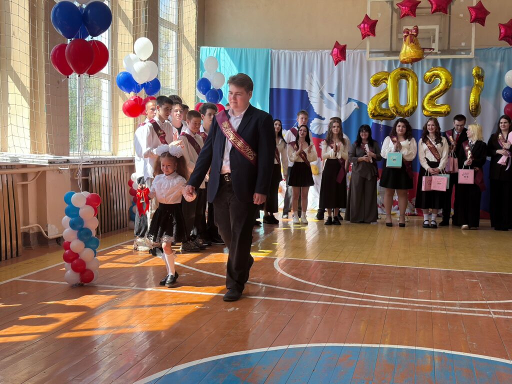 выпускник ведет девочку первоклашку 