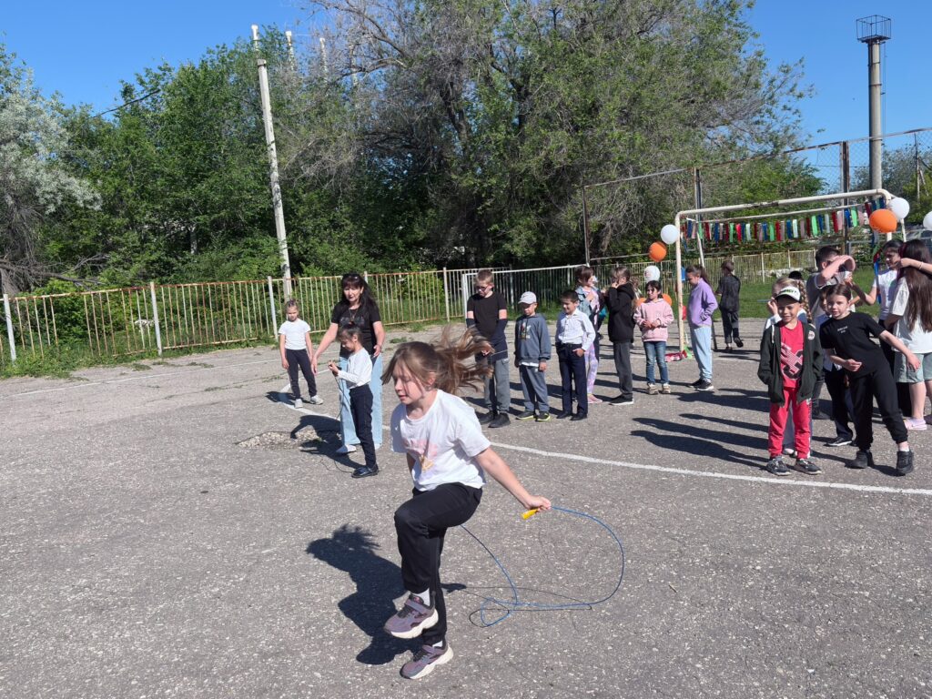 Ребята прыгают на скакалке