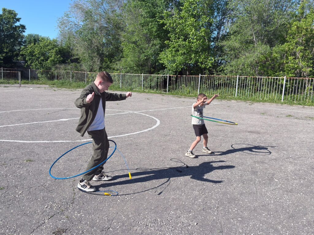 мальчики крутят обруч