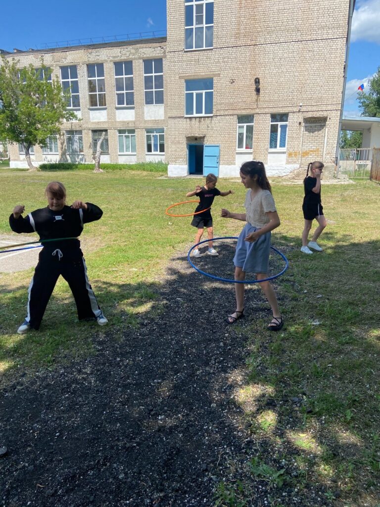 крутят обруч дети