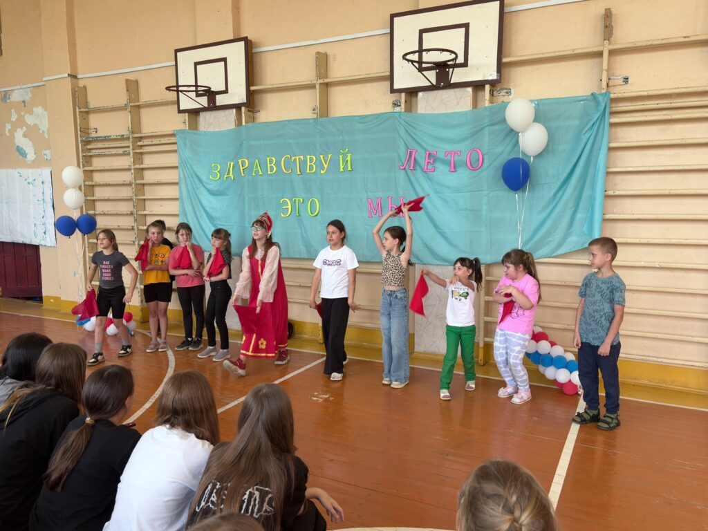 ребята танцуют