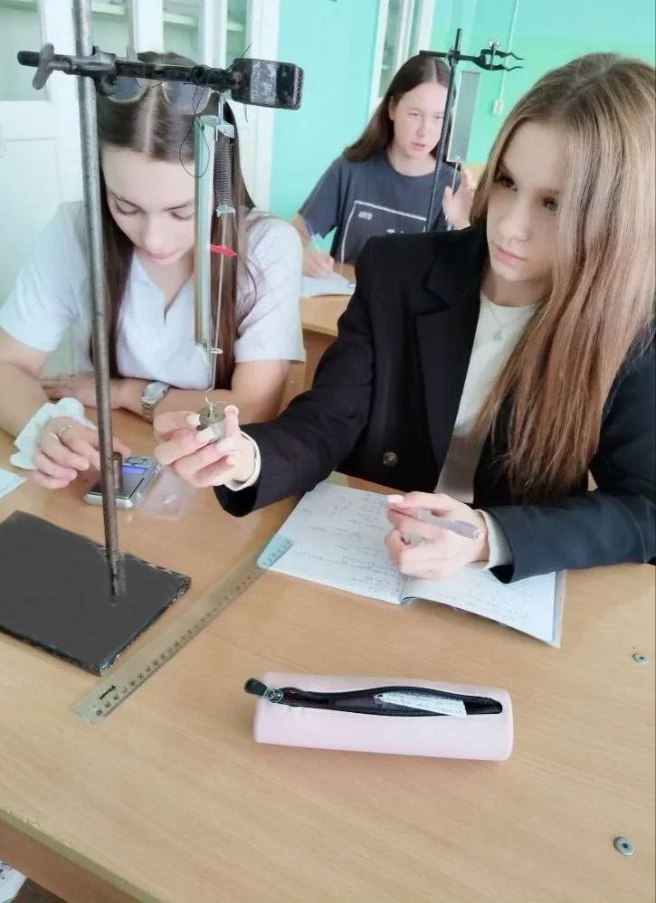 Ребята проводят опыты по физике