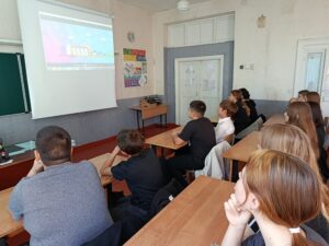 Ребята просматривают видеоролик